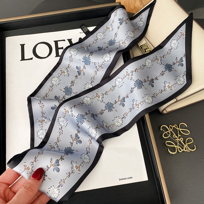 Foulard Ruban Imprimé – Bleu ciel fleuri, bord noir