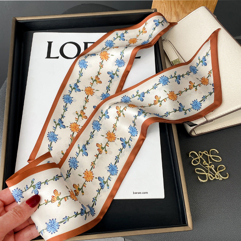 Foulard Ruban Imprimé – Fleurs bleues, bord terracotta
