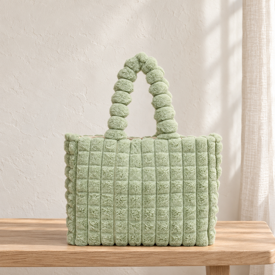 Cabas Peluche Gaufré Vert posé sur un banc en chêne – Brin de Charme
