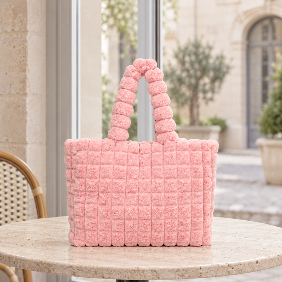 Cabas Peluche Gaufré Rose posé sur une table de café – Brin de Charme
