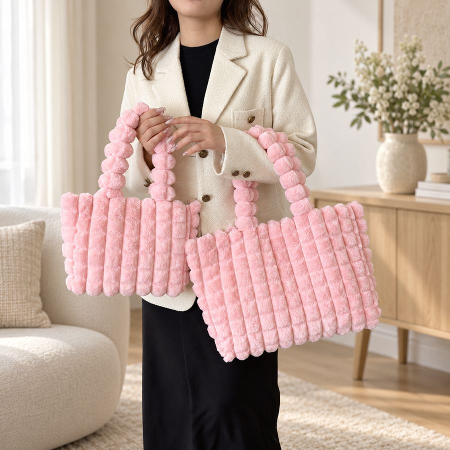 Cabas Peluche Gaufré Rose, petit et grand modèles portés – Brin de Charme