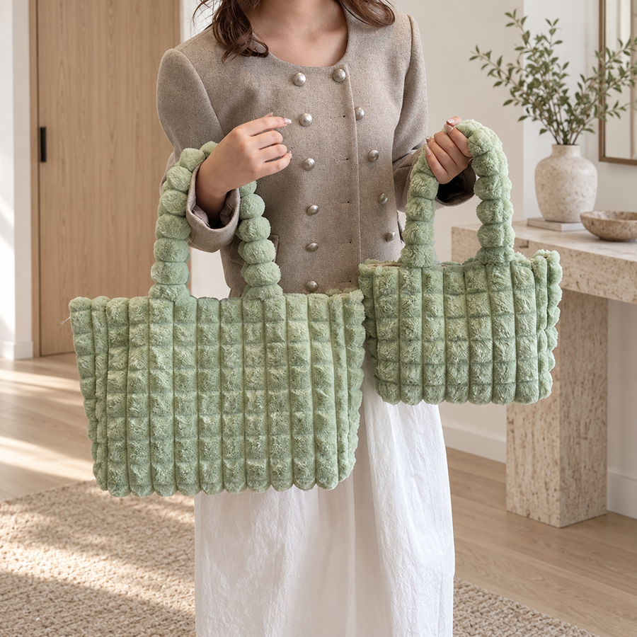 Cabas Peluche Gaufré Vert, grand et petit modèles portés – Brin de Charme