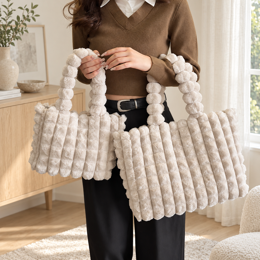 Cabas Peluche Gaufré Beige, petit et grand modèles portés – Brin de Charme