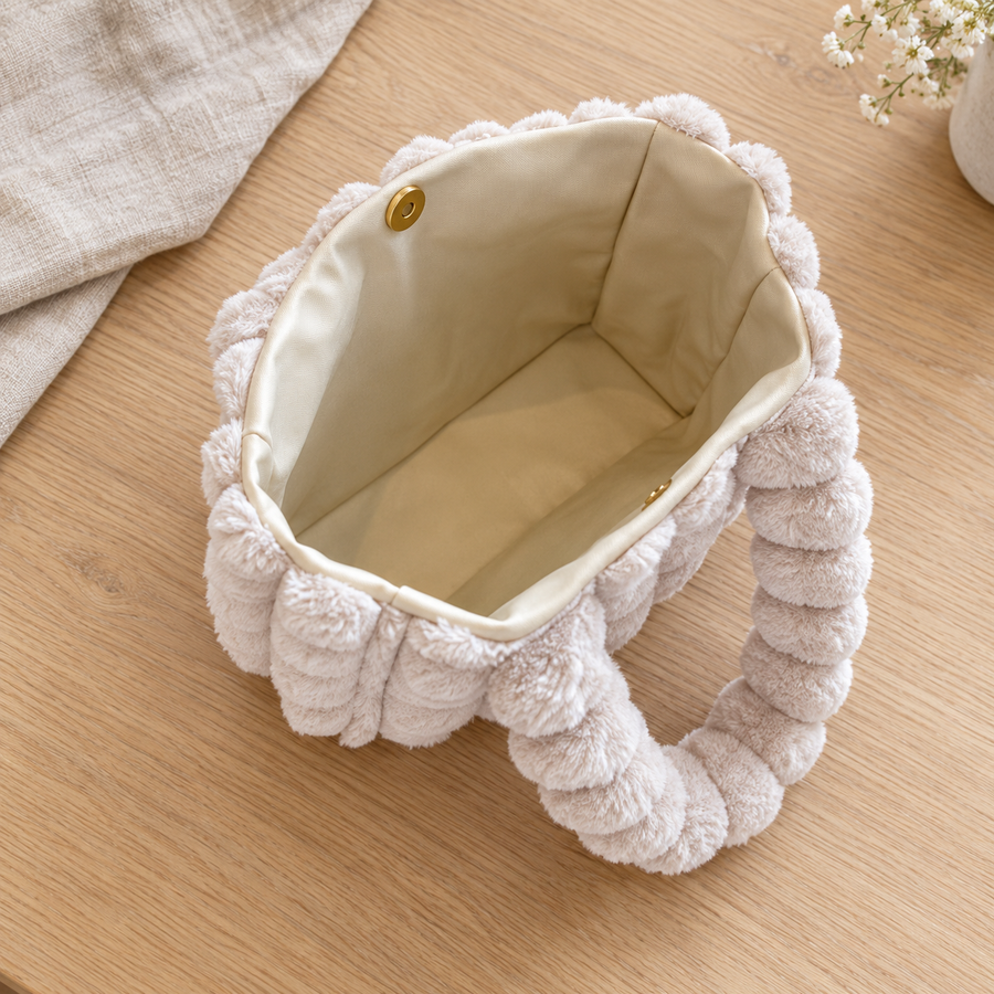 Cabas Peluche Gaufré Beige, vue de l’intérieur et de la fermeture pression – Brin de Charme