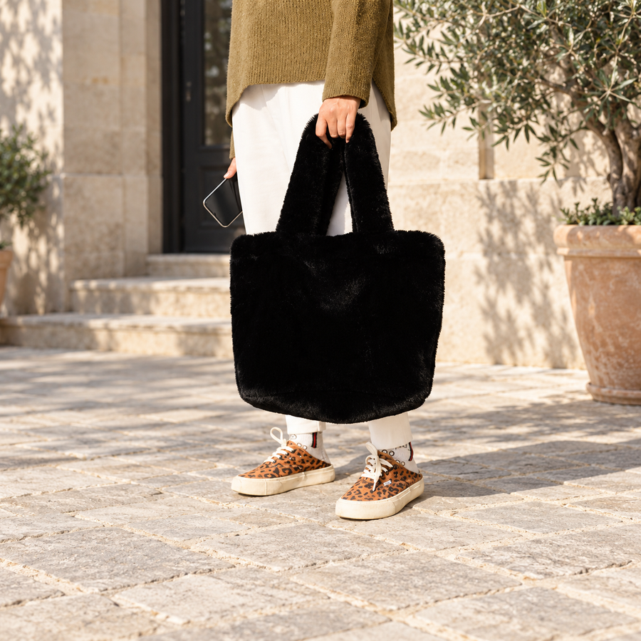 Cabas Teddy Noir porté en main, silhouette en ville – Brin de Charme