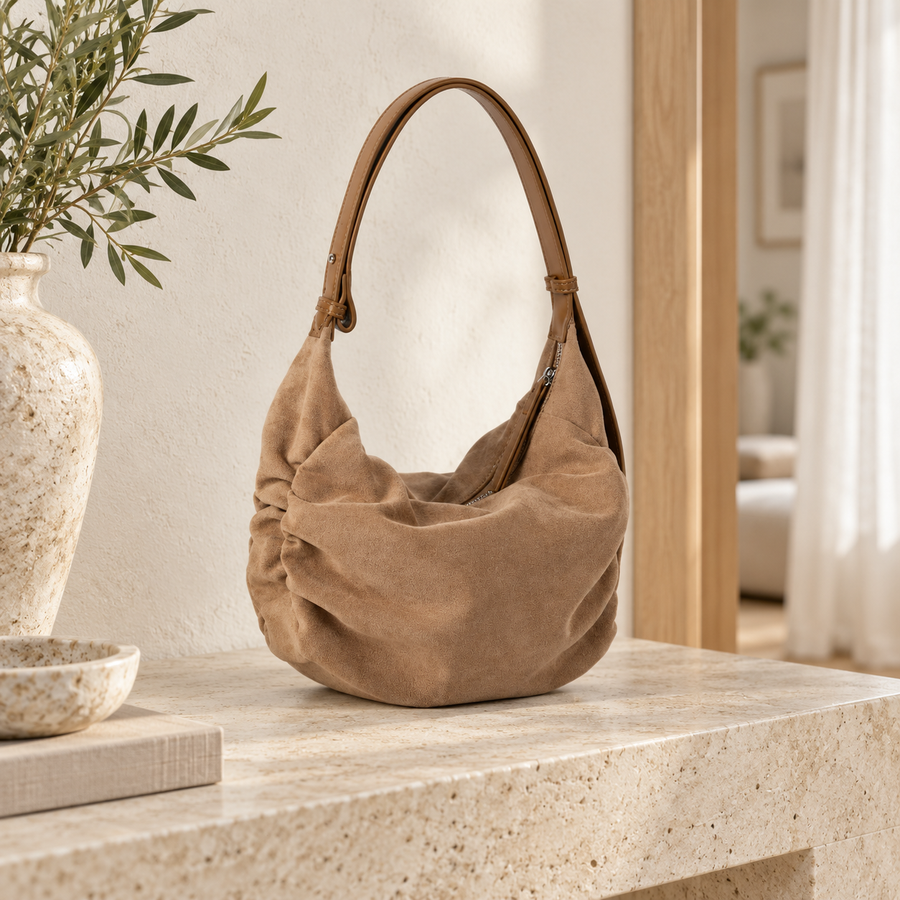 Sac Croissant Effet Daim camel sur une console en travertin – Brin de Charme