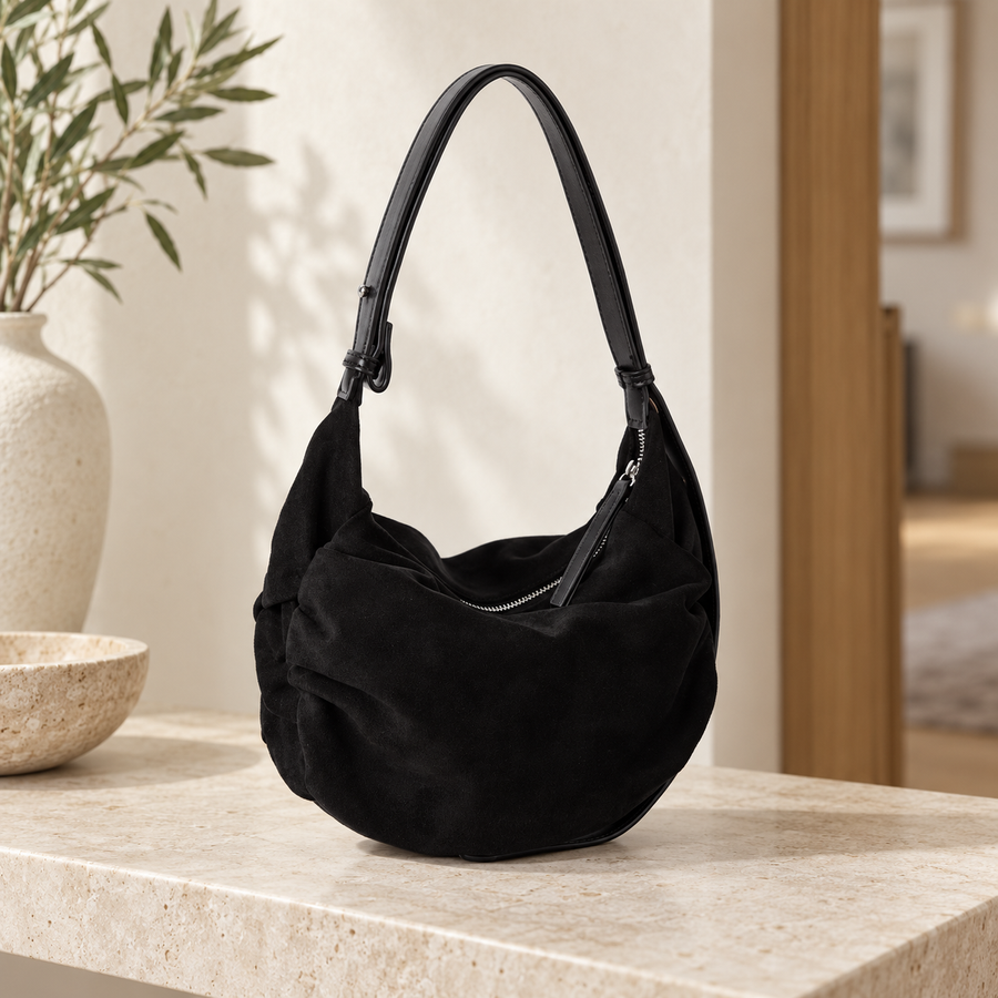 Sac Croissant Effet Daim noir sur une console en pierre – Brin de Charme