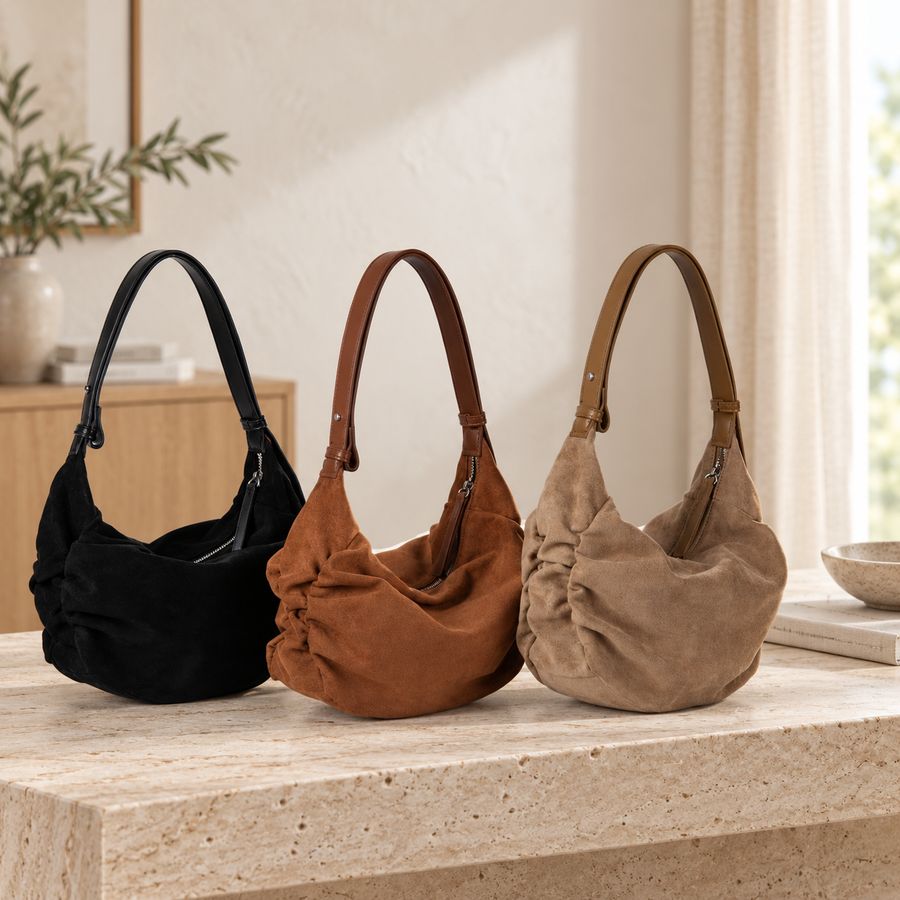 Sac Croissant Effet Daim noir, marron et camel réunis sur une console – Brin de Charme