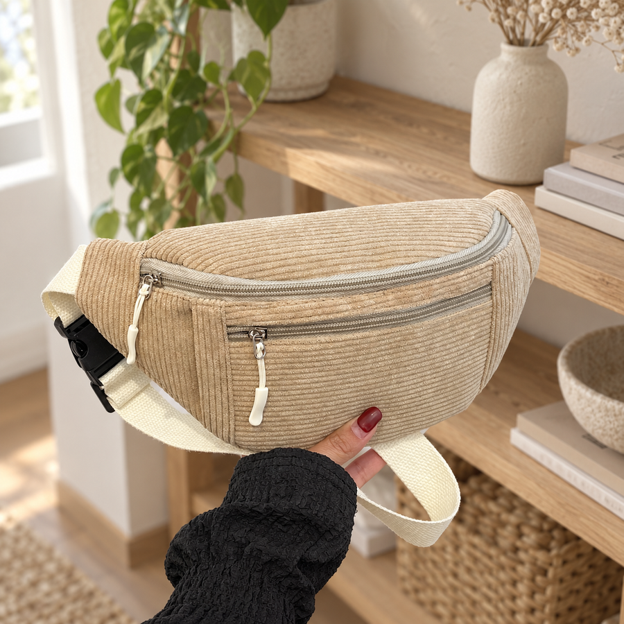 Mini Banane Velours Côtelé beige présentée à la main dans un intérieur naturel – Brin de Charme
