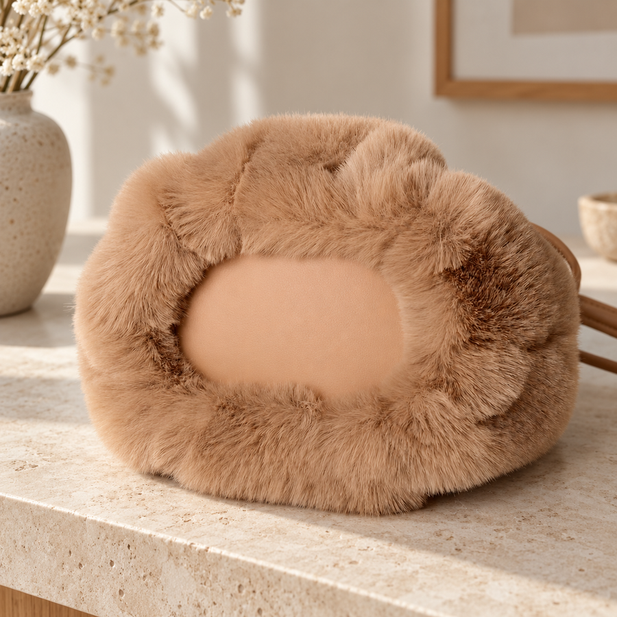 Sac Nuage Fourrure camel — détail du dessous – Brin de Charme