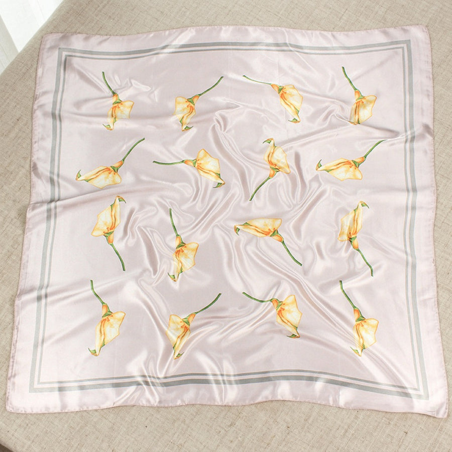 Carré Fleurs Dorées 90 cm – Lilas pâle