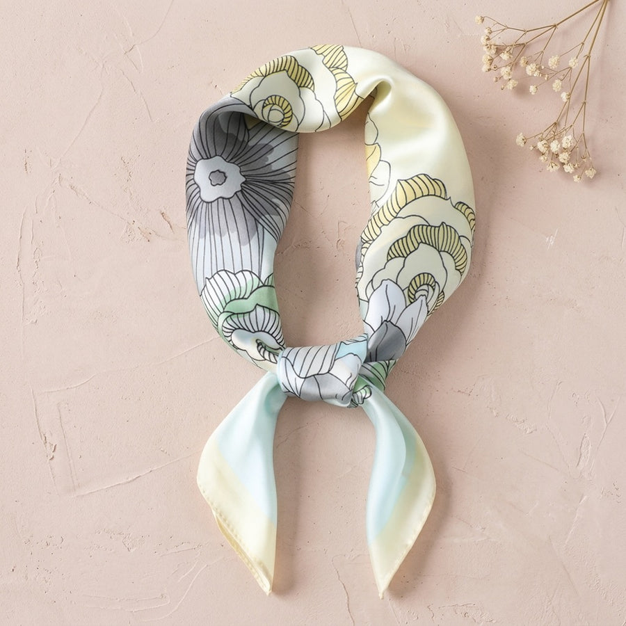Carré Fleurs Pastel – Bleu pâle