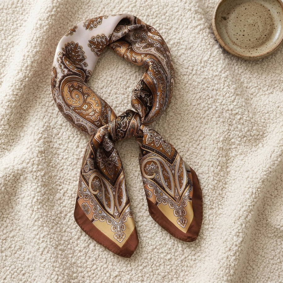 Carré Satin Motif Cachemire – Marron