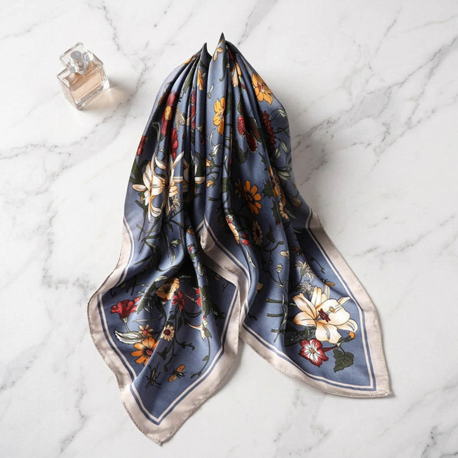 Carré Satiné Chic 70 cm – Bleu gris fleuri