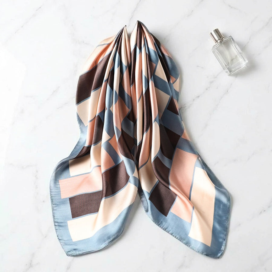 Carré Satiné Chic 70 cm – Carreaux rose et bleu