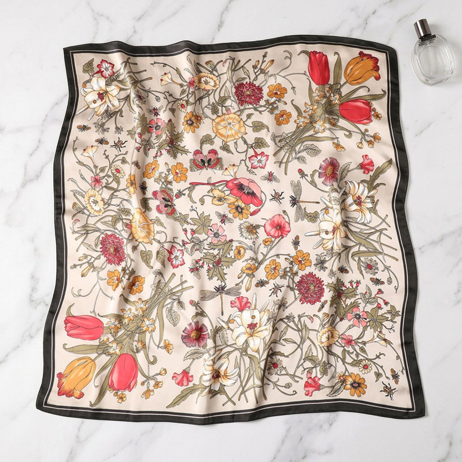 Carré Satiné Chic 70 cm – Crème fleuri