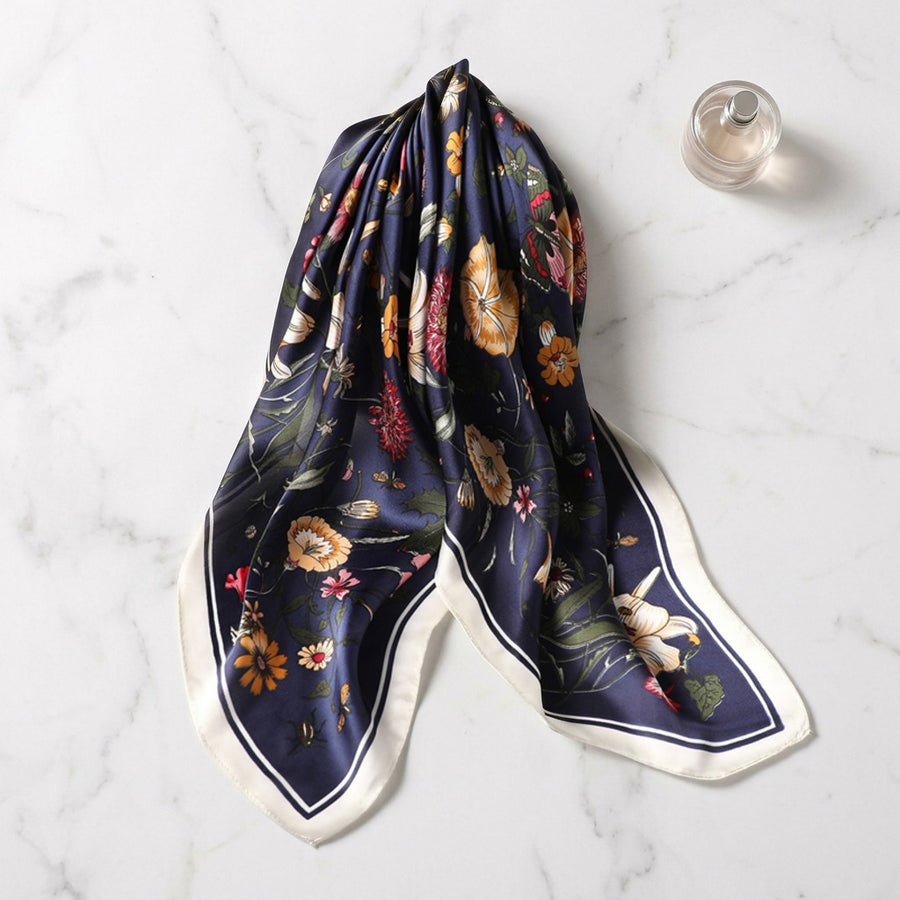 Carré Satiné Chic 70 cm – Marine fleuri
