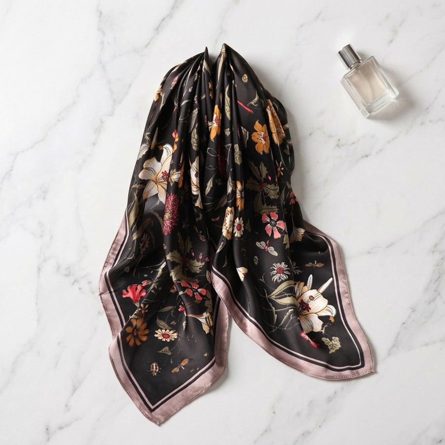 Carré Satiné Chic 70 cm – Noir fleuri