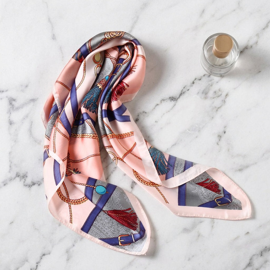Carré Satiné Chic 70 cm – Rose géométrique