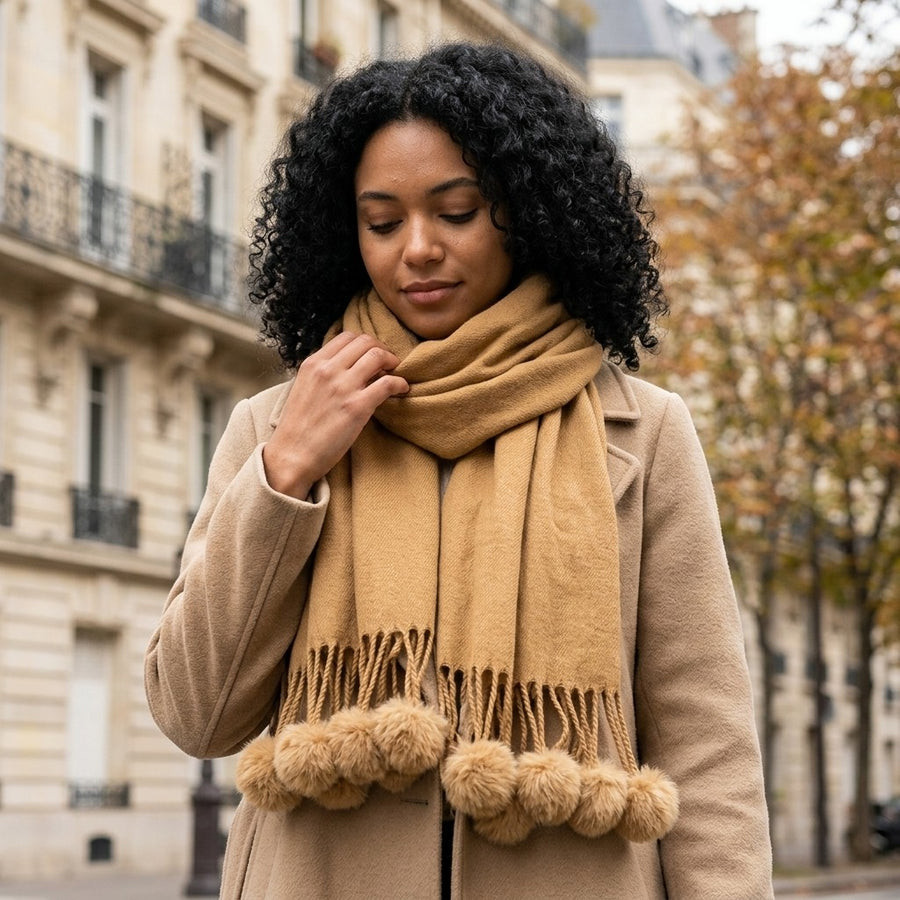 Écharpe Douce à Pompons – Camel