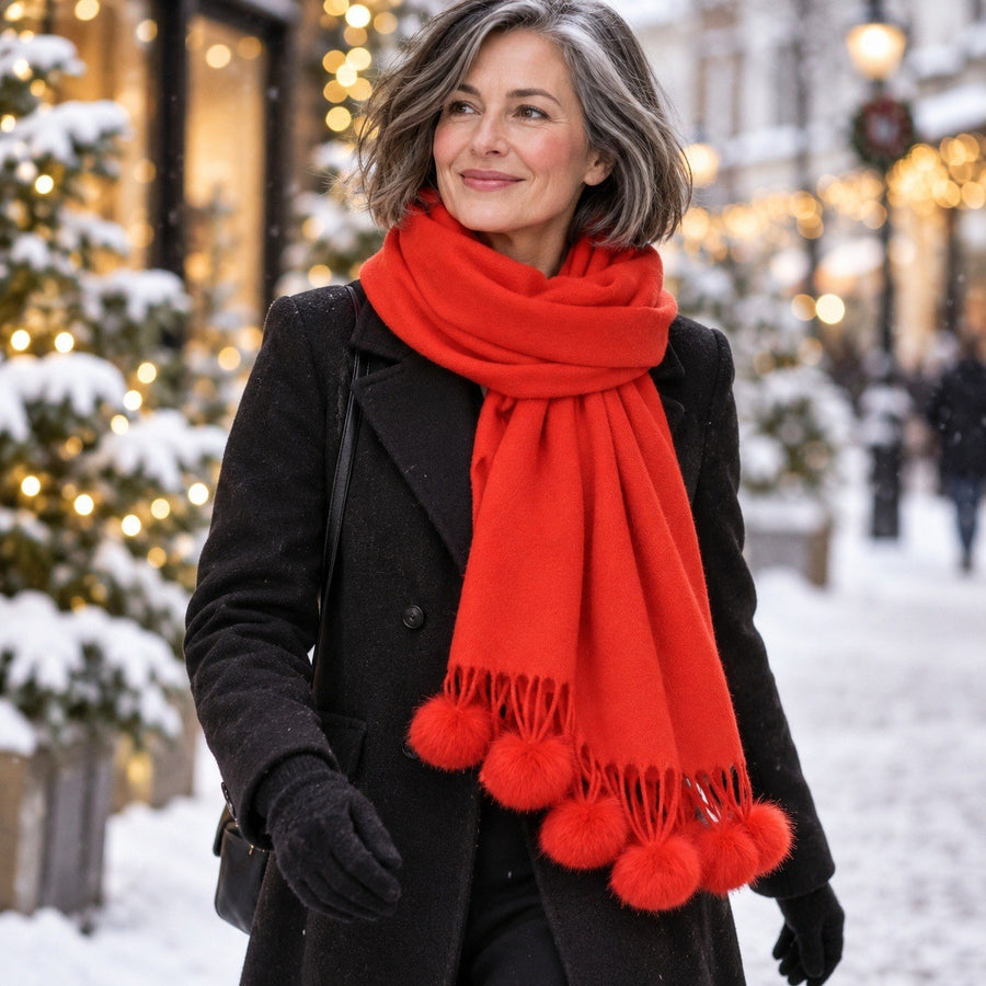Écharpe Douce à Pompons – en hiver