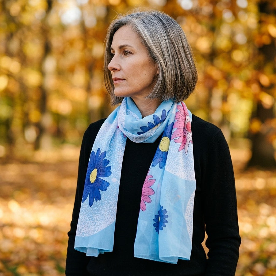 Foulard Mousseline Fleurie – Bleu ciel à marguerites