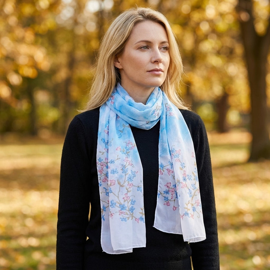 Foulard Mousseline Fleurie – Bleu ciel et blanc
