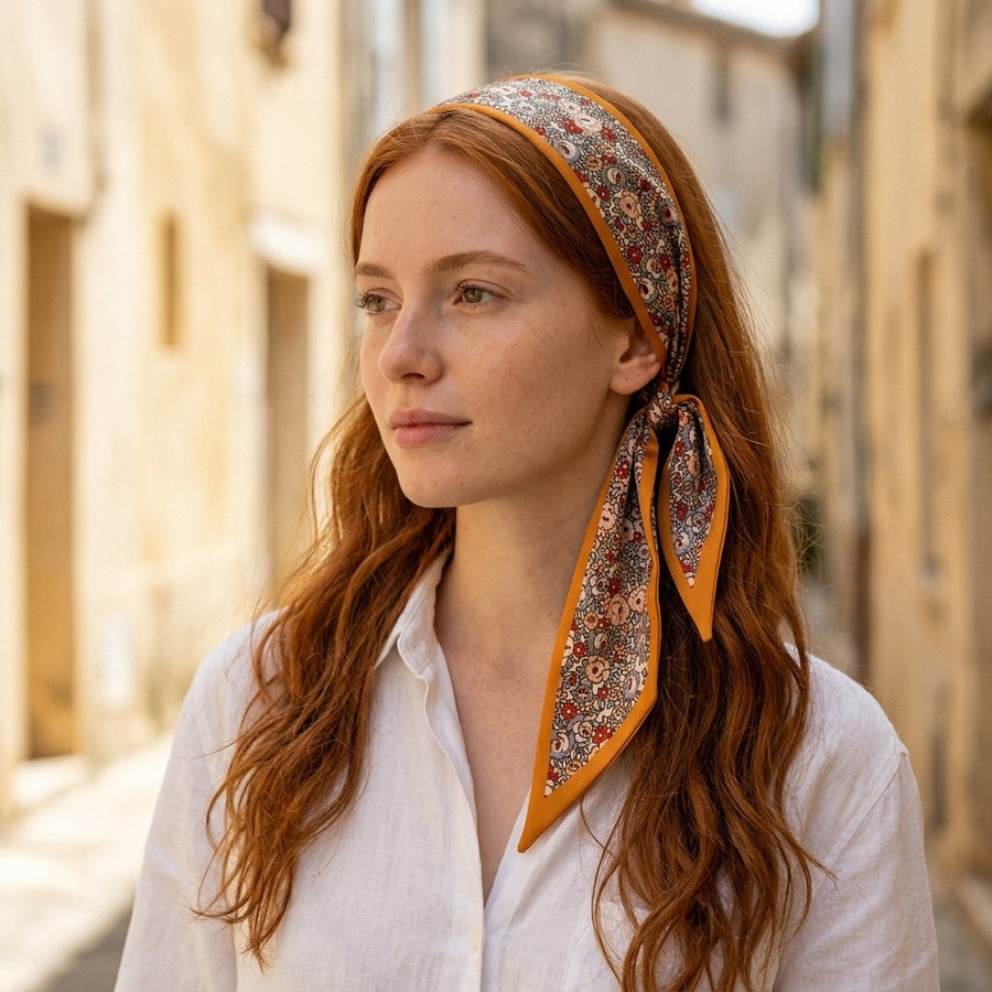 Foulard Ruban Imprimé – Petites fleurs brunes, bord orange
