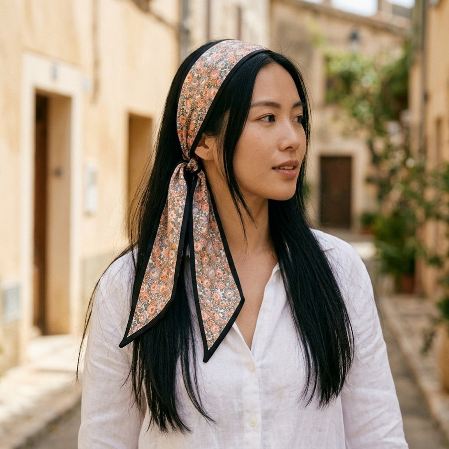 Foulard Ruban Imprimé – Petites fleurs corail, bord noir