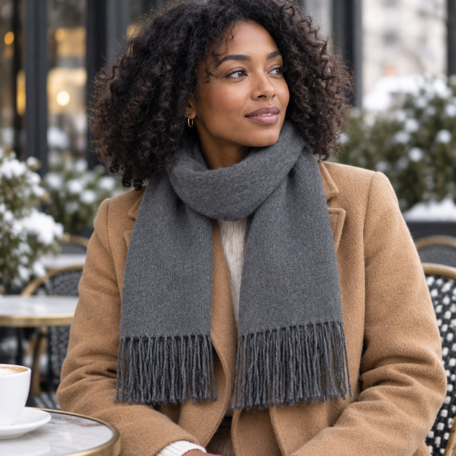 Grande Écharpe Brossée à Franges – Gris portée