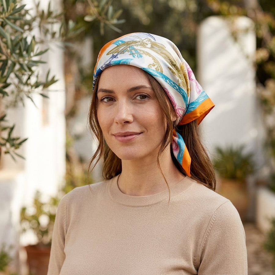 Petit Carré Soyeux 53 cm – Blanc, turquoise et orange