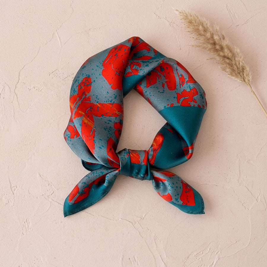 Petit Carré Soyeux 53 cm – Bleu canard et rouge