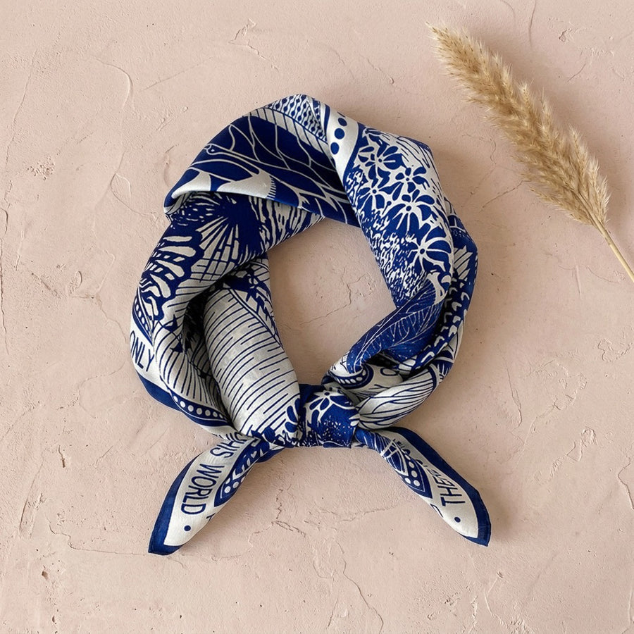 Petit Carré Soyeux 53 cm – Bleu marine imprimé