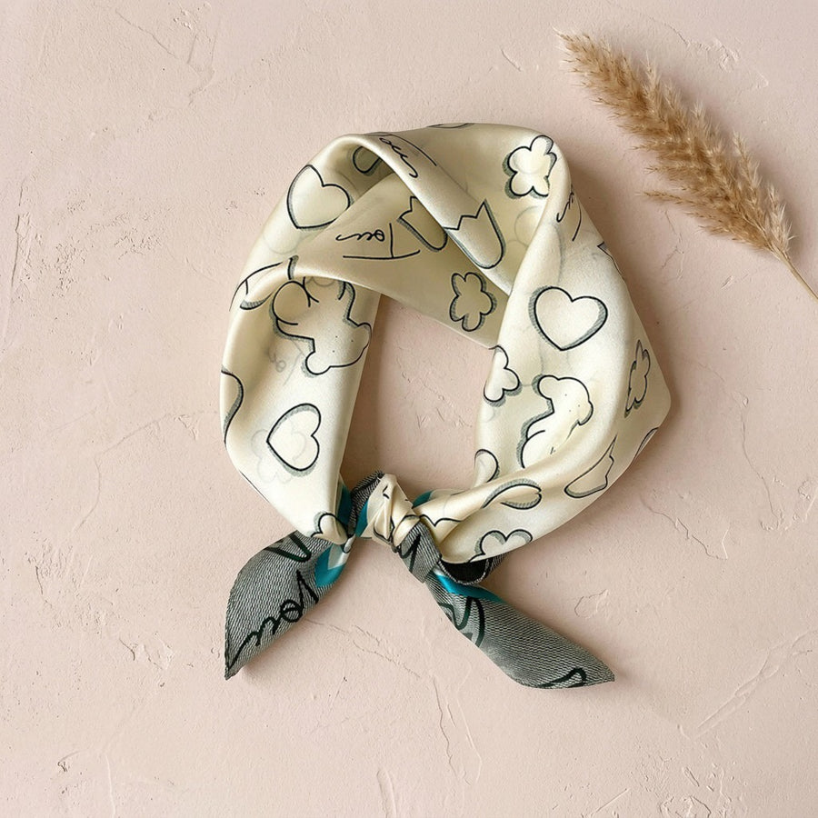 Petit Carré Soyeux 53 cm – Crème à cœurs