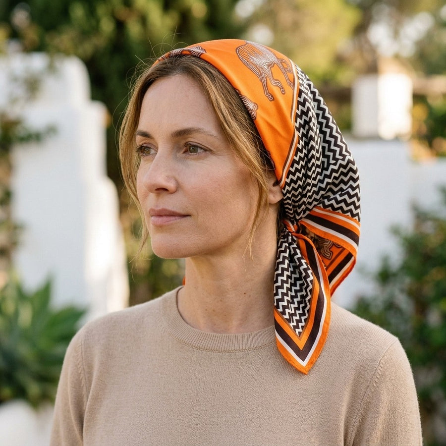 Petit Carré Soyeux 53 cm – Orange et noir