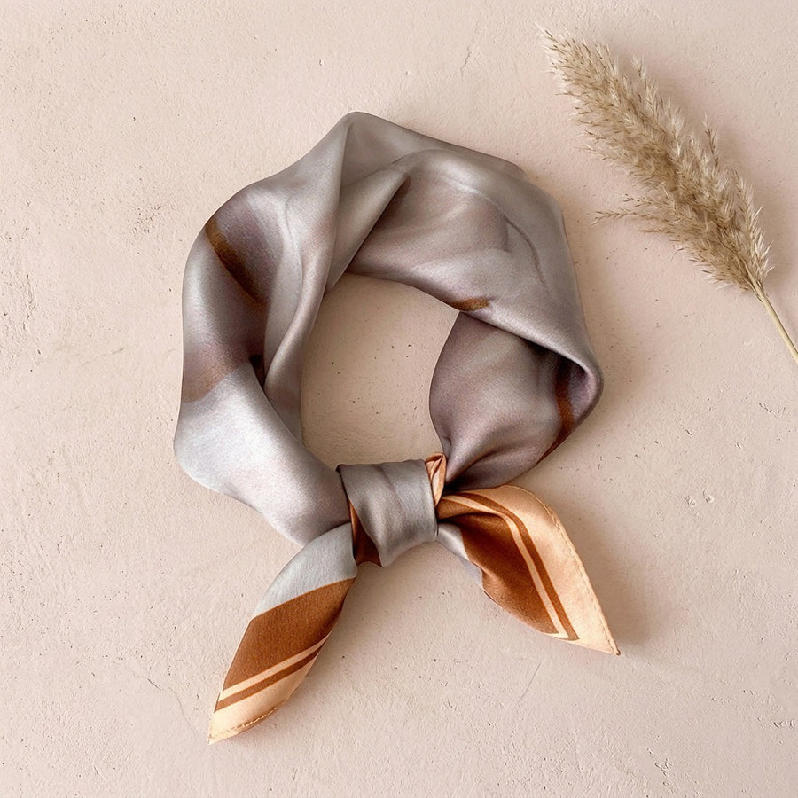 Petit Carré Soyeux 53 cm – Taupe et cuivre