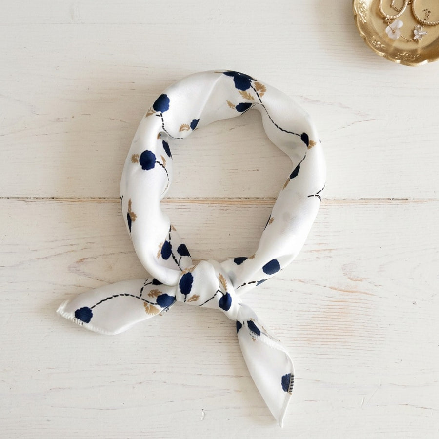 Mini Carré Satin 50 cm – Blanc à motifs marine