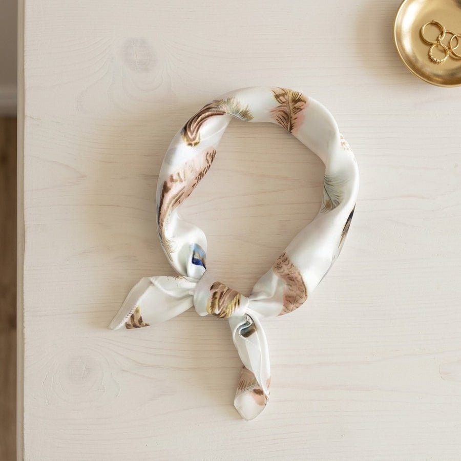 Mini Carré Satin 50 cm – Blanc imprimé beige