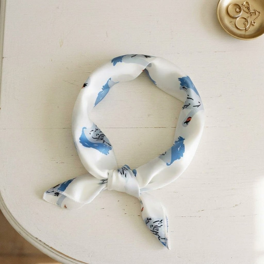 Mini Carré Satin 50 cm – Blanc imprimé bleu
