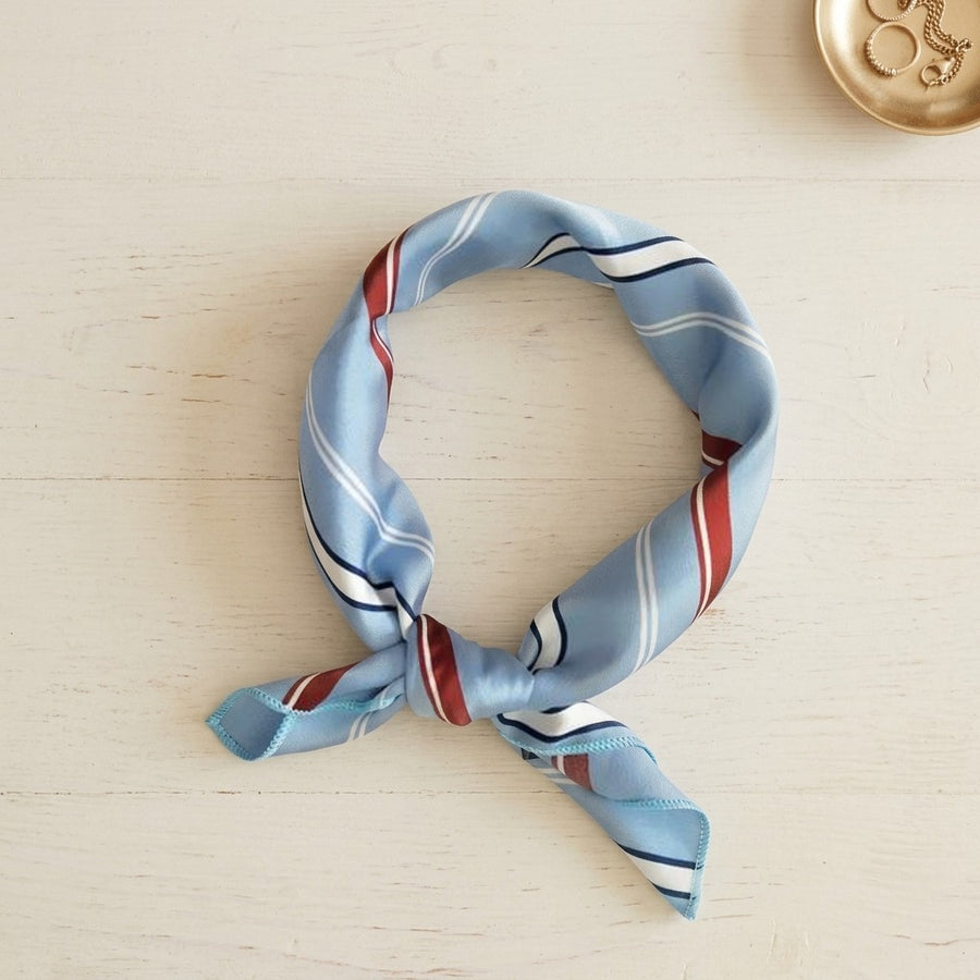Mini Carré Satin 50 cm – Bleu ciel rayé