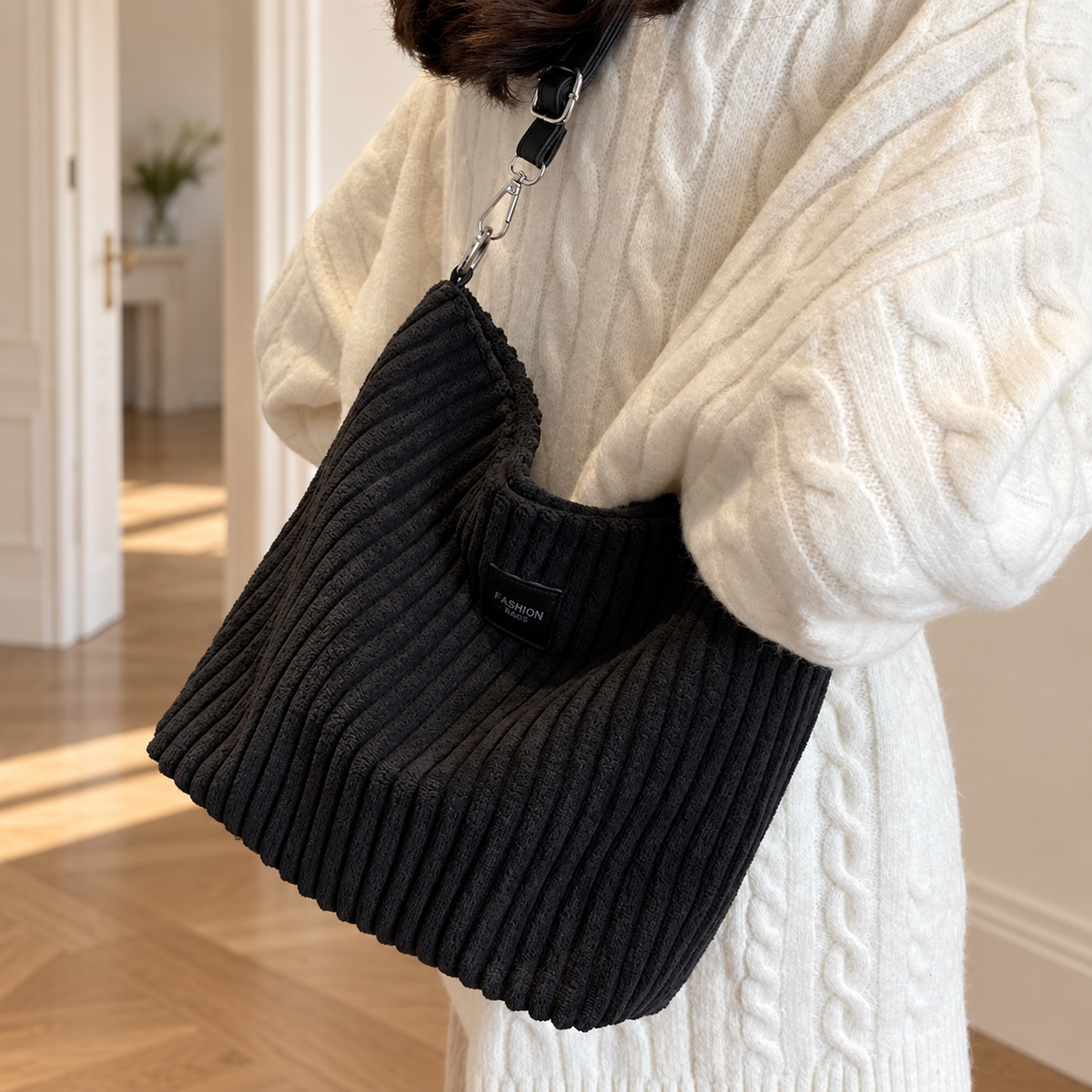 Besace Velours Côtelé noire portée en bandoulière dans un intérieur lumineux – Brin de Charme