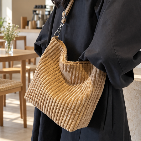 Besace Velours Côtelé camel portée en bandoulière dans un café – Brin de Charme