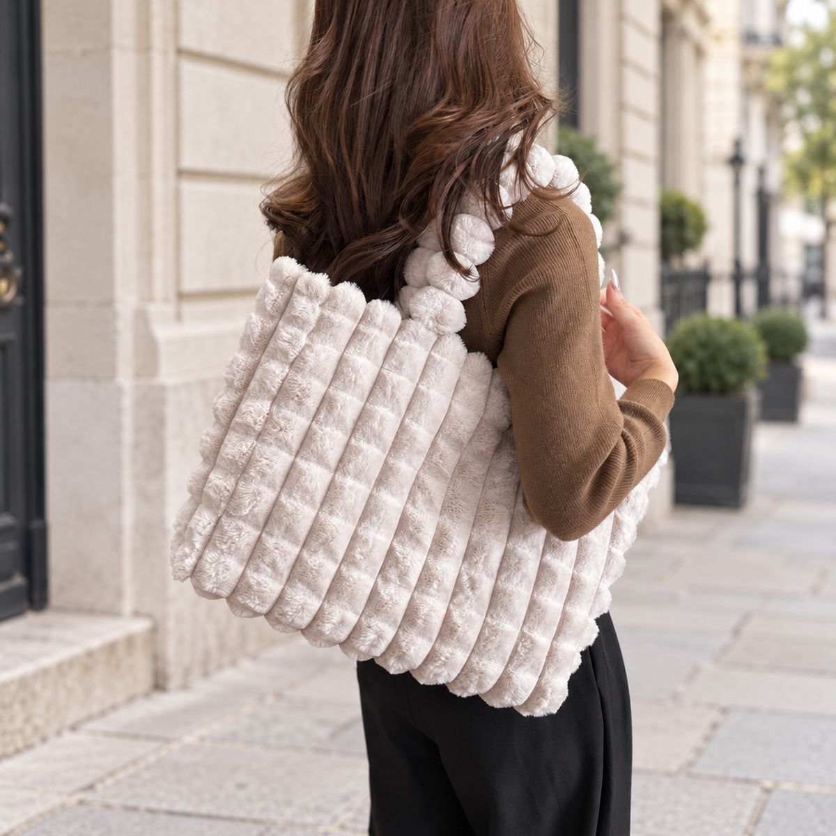 Cabas Peluche Gaufré Beige porté à l’épaule en ville – Brin de Charme