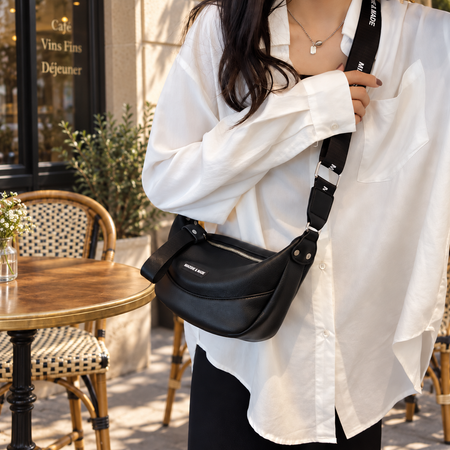 Sac Croissant Bandoulière noir porté en terrasse – Brin de Charme