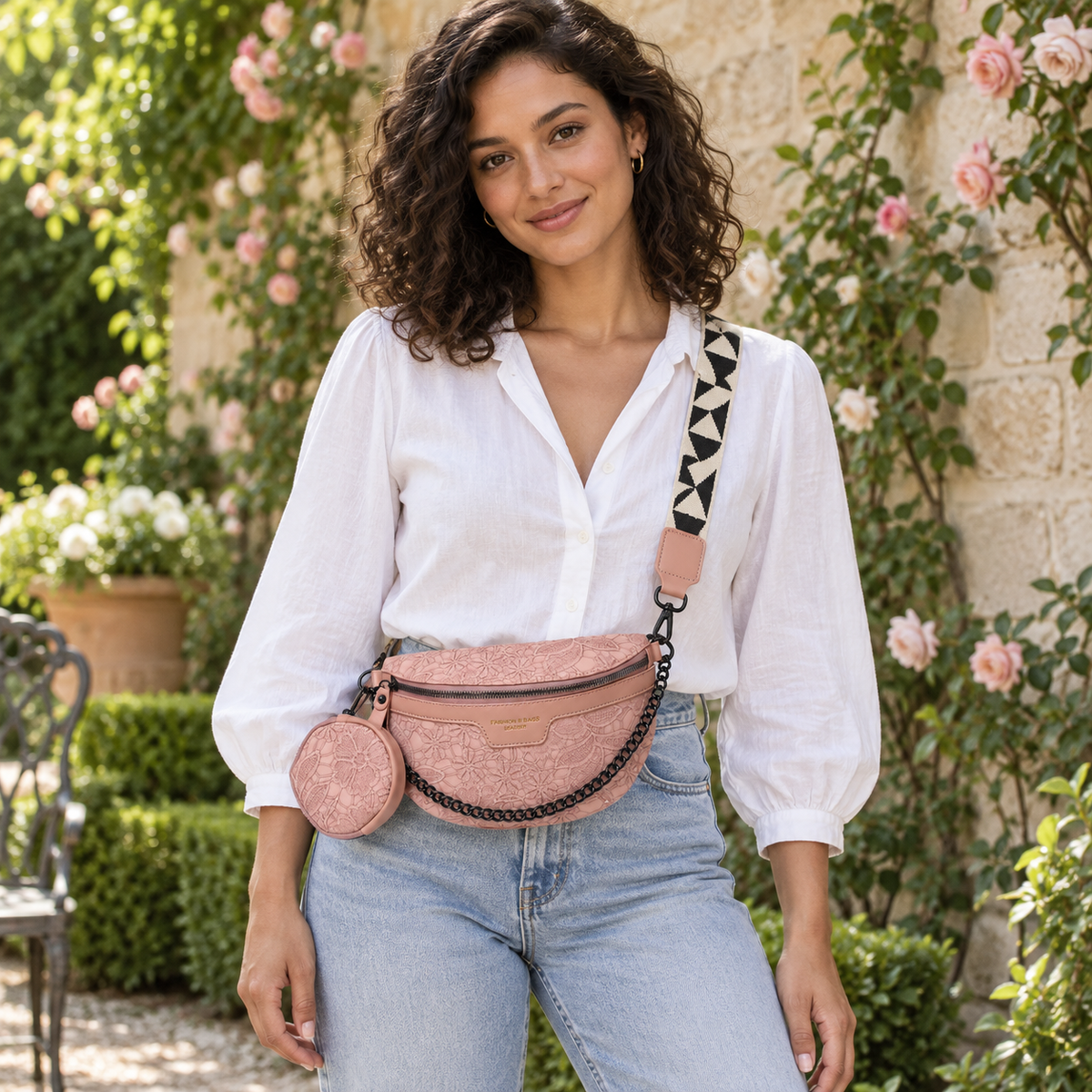 Sac banane demi-lune rose et porte-monnaie assorti, porté en bandoulière — shooting naturel 06