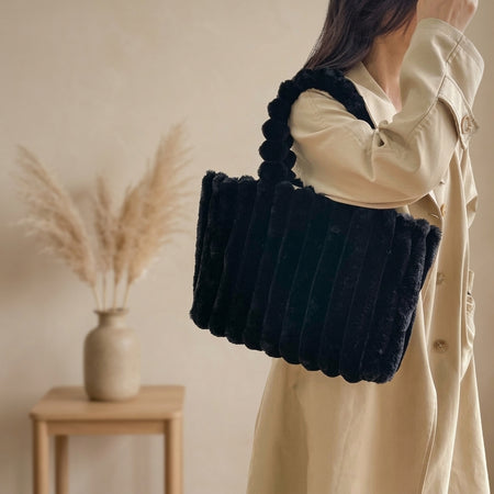 Cabas Peluche Côtelée Noir porté à l'épaule – Brin de Charme