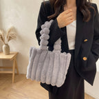 Cabas Peluche Côtelée Gris petit format porté au bras – Brin de Charme