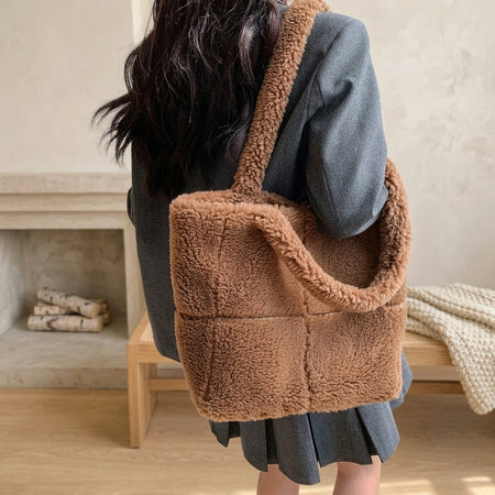 Cabas Peluche d’Hiver Camel porté à l'épaule – Brin de Charme