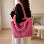 Cabas Peluche d’Hiver Fuchsia porté à l'épaule – Brin de Charme