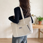 Cabas Velours Côtelé & Pochette Blanc porté à l'épaule – Brin de Charme